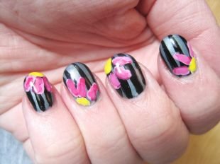 Идеи рисунков на ногтях, черный маникюр с яркими цветами на коротких ногтях