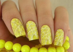 Нарощенные ногти, светло-желтый маникюр с хаотичными полосками