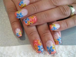 Китайская роспись ногтей, яркий цветочный маникюр