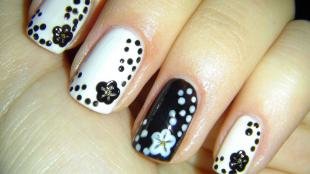 Черно-белый дизайн ногтей, черны-белый маникюр с цветами и горошком