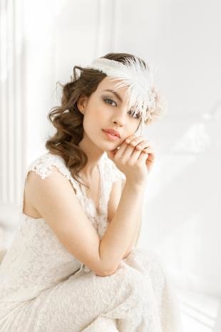 Каштановый цвет волос, свадебная прическа в стиле чикаго 20-30-х годов